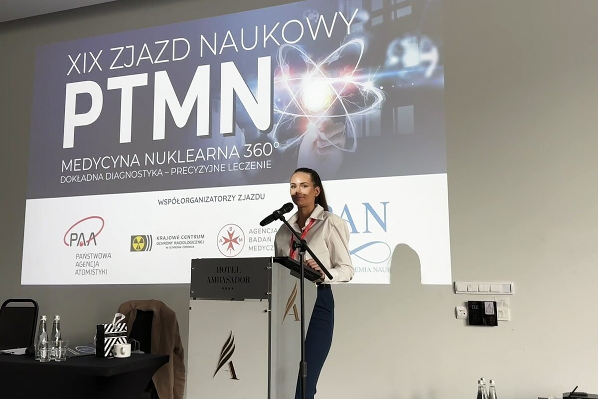 Weronika Leśna przy mównicy podczas wystąpienia na XIX Zjeździe Naukowym PTMN w Łodzi